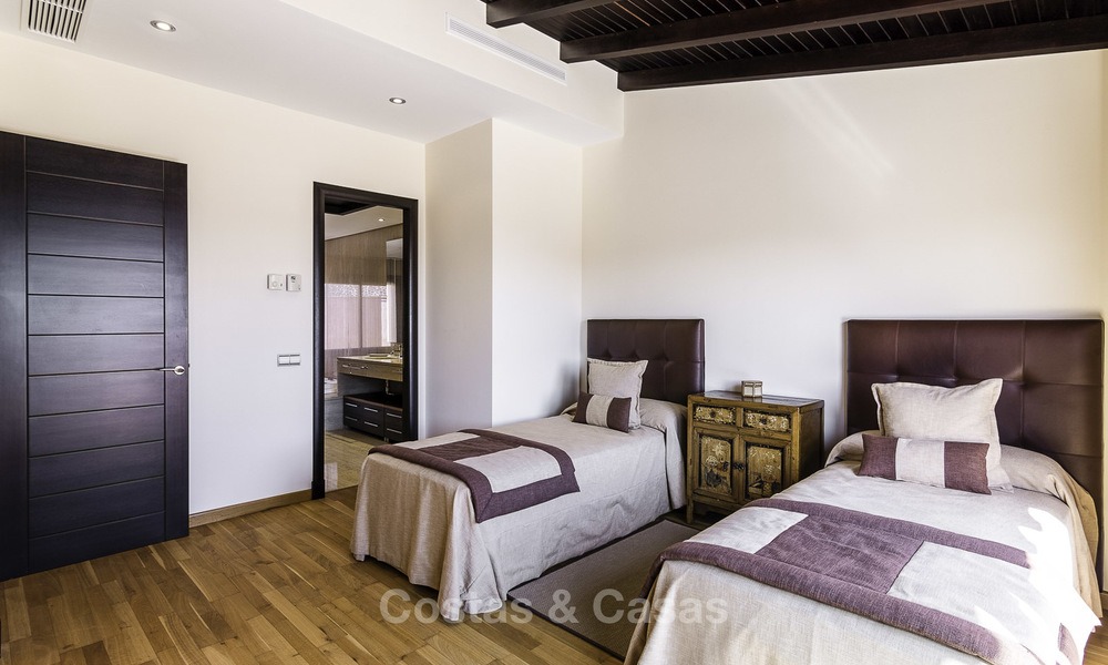 Uitzonderlijk luxe penthouse appartement direct aan zee te koop in een prestigieus complex, Puerto Banus, Marbella 13884