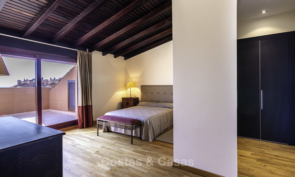 Uitzonderlijk luxe penthouse appartement direct aan zee te koop in een prestigieus complex, Puerto Banus, Marbella 13885