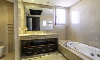 Uitzonderlijk luxe penthouse appartement direct aan zee te koop in een prestigieus complex, Puerto Banus, Marbella 13886 