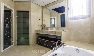 Uitzonderlijk luxe penthouse appartement direct aan zee te koop in een prestigieus complex, Puerto Banus, Marbella 13887 