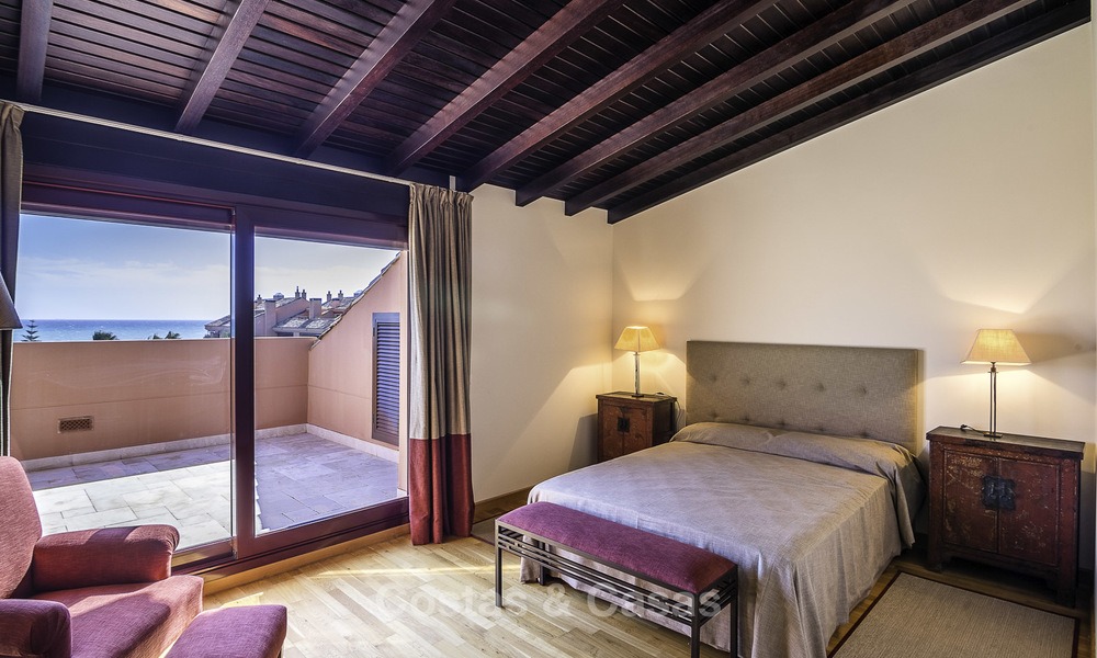 Uitzonderlijk luxe penthouse appartement direct aan zee te koop in een prestigieus complex, Puerto Banus, Marbella 13888