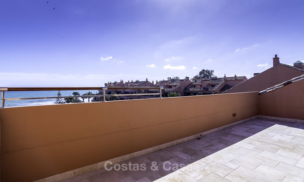 Uitzonderlijk luxe penthouse appartement direct aan zee te koop in een prestigieus complex, Puerto Banus, Marbella 13890