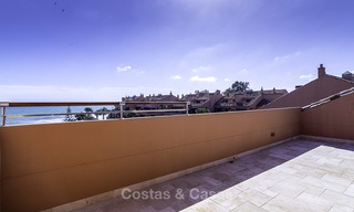 Uitzonderlijk luxe penthouse appartement direct aan zee te koop in een prestigieus complex, Puerto Banus, Marbella 13890 