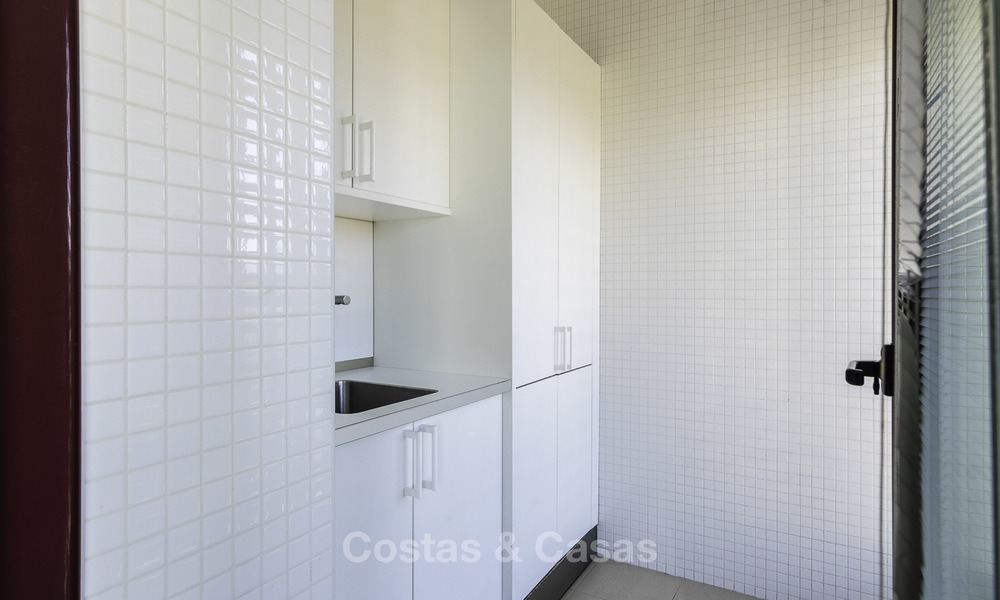 Uitzonderlijk luxe penthouse appartement direct aan zee te koop in een prestigieus complex, Puerto Banus, Marbella 13900