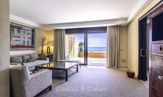 Uitzonderlijk luxe penthouse appartement direct aan zee te koop in een prestigieus complex, Puerto Banus, Marbella 13901 
