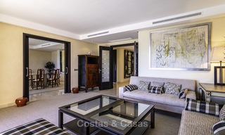 Uitzonderlijk luxe penthouse appartement direct aan zee te koop in een prestigieus complex, Puerto Banus, Marbella 13903 