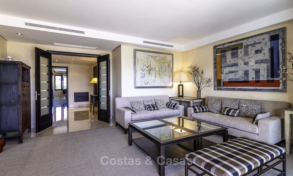 Uitzonderlijk luxe penthouse appartement direct aan zee te koop in een prestigieus complex, Puerto Banus, Marbella 13904