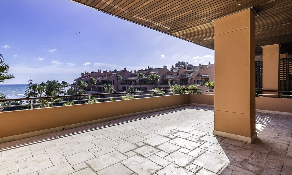 Uitzonderlijk luxe penthouse appartement direct aan zee te koop in een prestigieus complex, Puerto Banus, Marbella 13906