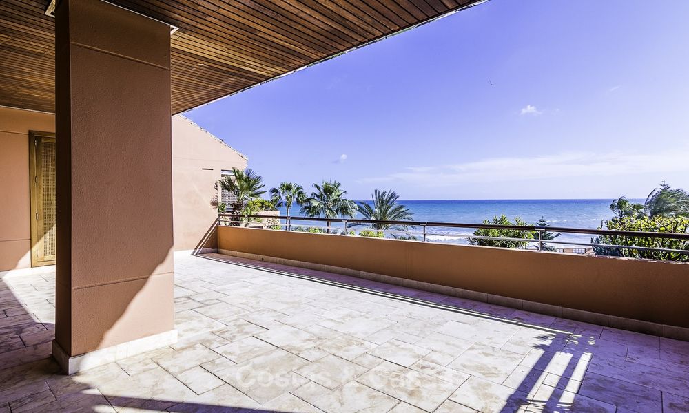 Uitzonderlijk luxe penthouse appartement direct aan zee te koop in een prestigieus complex, Puerto Banus, Marbella 13907