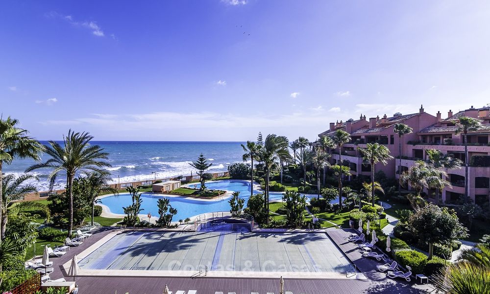 Uitzonderlijk luxe penthouse appartement direct aan zee te koop in een prestigieus complex, Puerto Banus, Marbella 13908