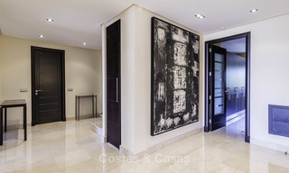 Uitzonderlijk luxe penthouse appartement direct aan zee te koop in een prestigieus complex, Puerto Banus, Marbella 13910 
