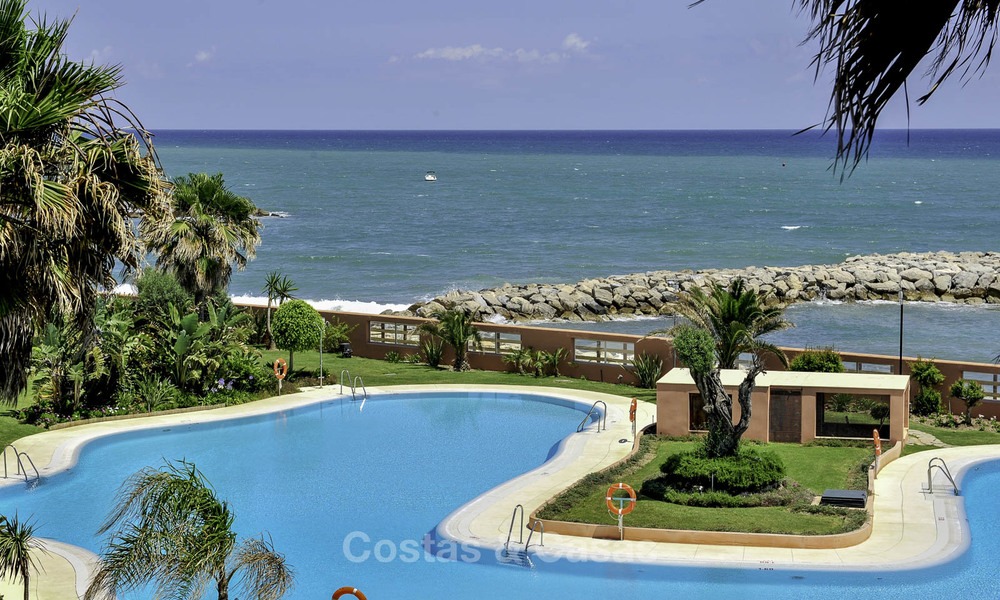 Uitzonderlijk luxe penthouse appartement direct aan zee te koop in een prestigieus complex, Puerto Banus, Marbella 13929