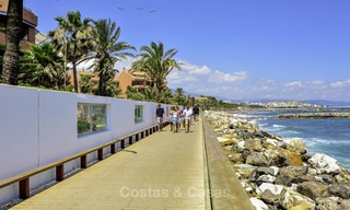 Uitzonderlijk luxe penthouse appartement direct aan zee te koop in een prestigieus complex, Puerto Banus, Marbella 13935 