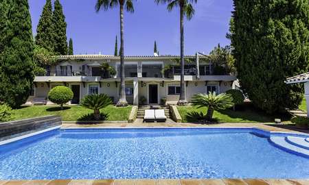 Charmante, gerenoveerde villa in Mediterrane stijl, op een groot perceel met zeezicht, te koop in Benahavis - Marbella 14150