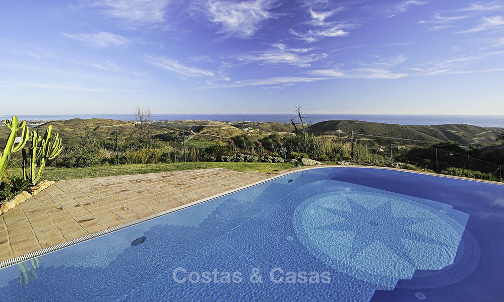 Te koop: klassieke villa met panoramisch zeezicht en gastenverblijf, in een wereldklasse golfresort te Benahavis - Marbella 14157
