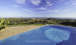Te koop: klassieke villa met panoramisch zeezicht en gastenverblijf, in een wereldklasse golfresort te Benahavis - Marbella 14157 