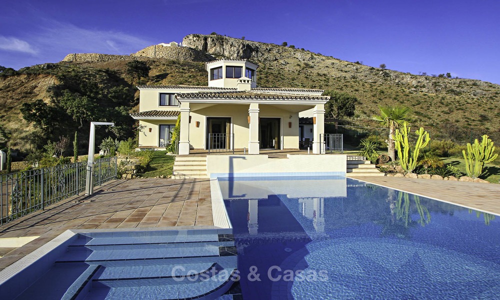 Te koop: klassieke villa met panoramisch zeezicht en gastenverblijf, in een wereldklasse golfresort te Benahavis - Marbella 14158
