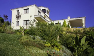Te koop: klassieke villa met panoramisch zeezicht en gastenverblijf, in een wereldklasse golfresort te Benahavis - Marbella 14162 