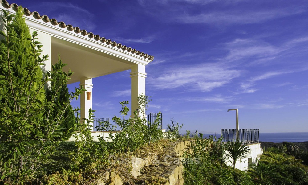Te koop: klassieke villa met panoramisch zeezicht en gastenverblijf, in een wereldklasse golfresort te Benahavis - Marbella 14164