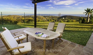 Te koop: klassieke villa met panoramisch zeezicht en gastenverblijf, in een wereldklasse golfresort te Benahavis - Marbella 14165 