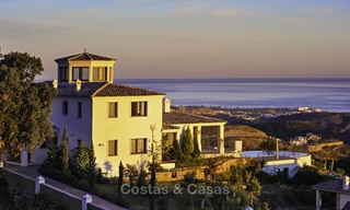 Te koop: klassieke villa met panoramisch zeezicht en gastenverblijf, in een wereldklasse golfresort te Benahavis - Marbella 14177 