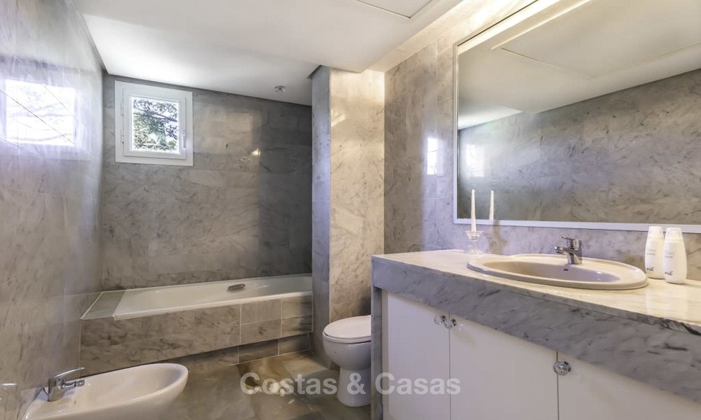 Gigantisch, zeer stijlvol 4-slaapkamer penthouse appartement te koop, in een prestigieus strandcomplex in Marbella - Estepona 14336