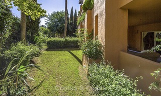 Aantrekkelijk ruim tuinappartement te koop in een prestigieus Sierra Blanca complex op de Golden Mile in Marbella. 14383 
