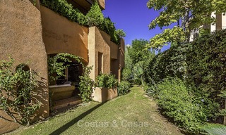 Aantrekkelijk ruim tuinappartement te koop in een prestigieus Sierra Blanca complex op de Golden Mile in Marbella. 14384 