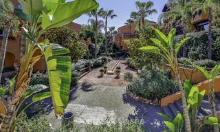 Aantrekkelijk ruim tuinappartement te koop in een prestigieus Sierra Blanca complex op de Golden Mile in Marbella. 14390 