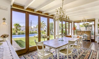 Charmante, zeer ruime villa in Mediterrane stijl te koop, op loopafstand van het strand, Oost Marbella 14480 