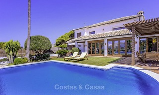 Charmante, zeer ruime villa in Mediterrane stijl te koop, op loopafstand van het strand, Oost Marbella 14482 