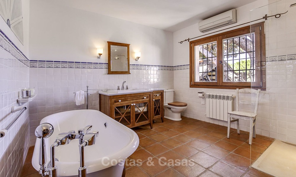 Charmante, zeer ruime villa in Mediterrane stijl te koop, op loopafstand van het strand, Oost Marbella 14486