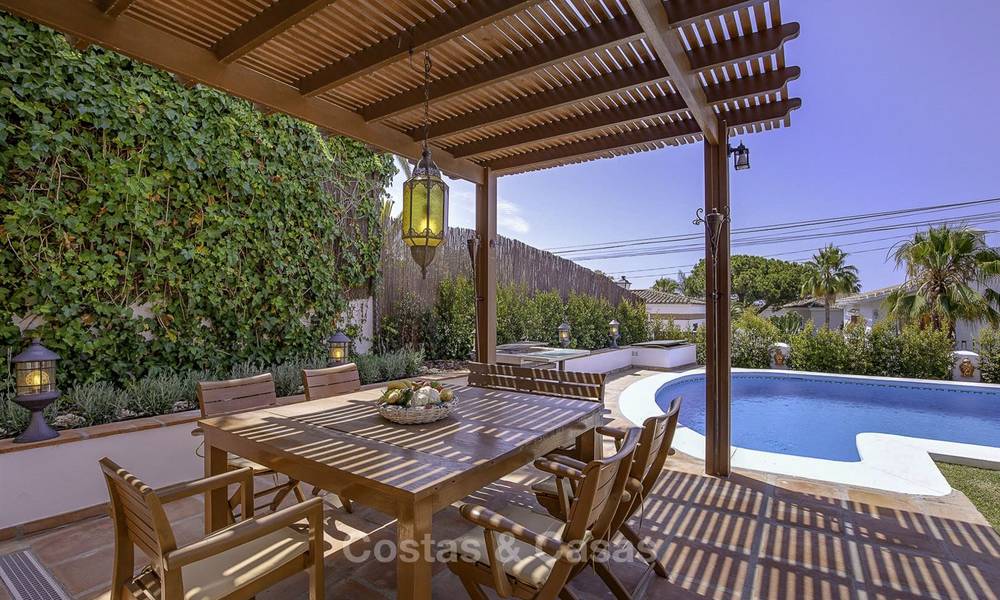 Charmante, zeer ruime villa in Mediterrane stijl te koop, op loopafstand van het strand, Oost Marbella 14489
