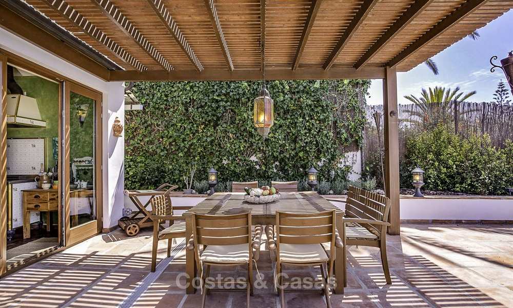 Charmante, zeer ruime villa in Mediterrane stijl te koop, op loopafstand van het strand, Oost Marbella 14497