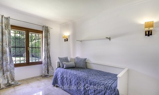 Gezellige klassiek-mediterrane villa in een prestigieuze woonwijk te koop, op loopafstand van het strand, tussen Estepona en Marbella. 14433 