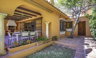 Gezellige klassiek-mediterrane villa in een prestigieuze woonwijk te koop, op loopafstand van het strand, tussen Estepona en Marbella. 14435 