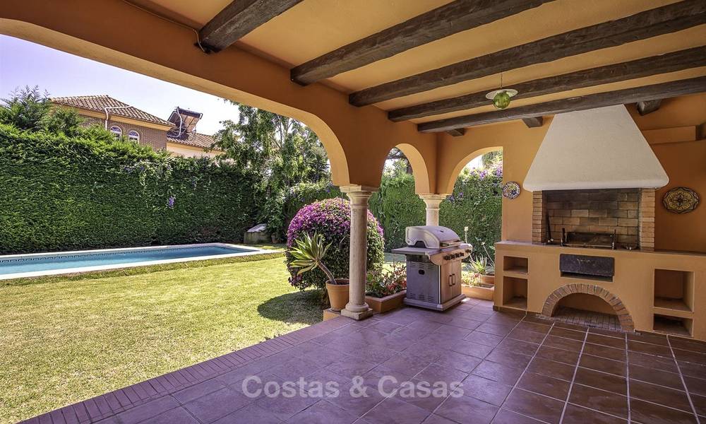 Gezellige klassiek-mediterrane villa in een prestigieuze woonwijk te koop, op loopafstand van het strand, tussen Estepona en Marbella. 14437