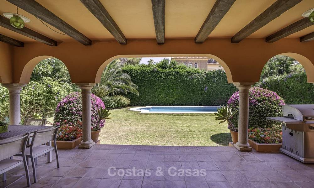 Gezellige klassiek-mediterrane villa in een prestigieuze woonwijk te koop, op loopafstand van het strand, tussen Estepona en Marbella. 14438