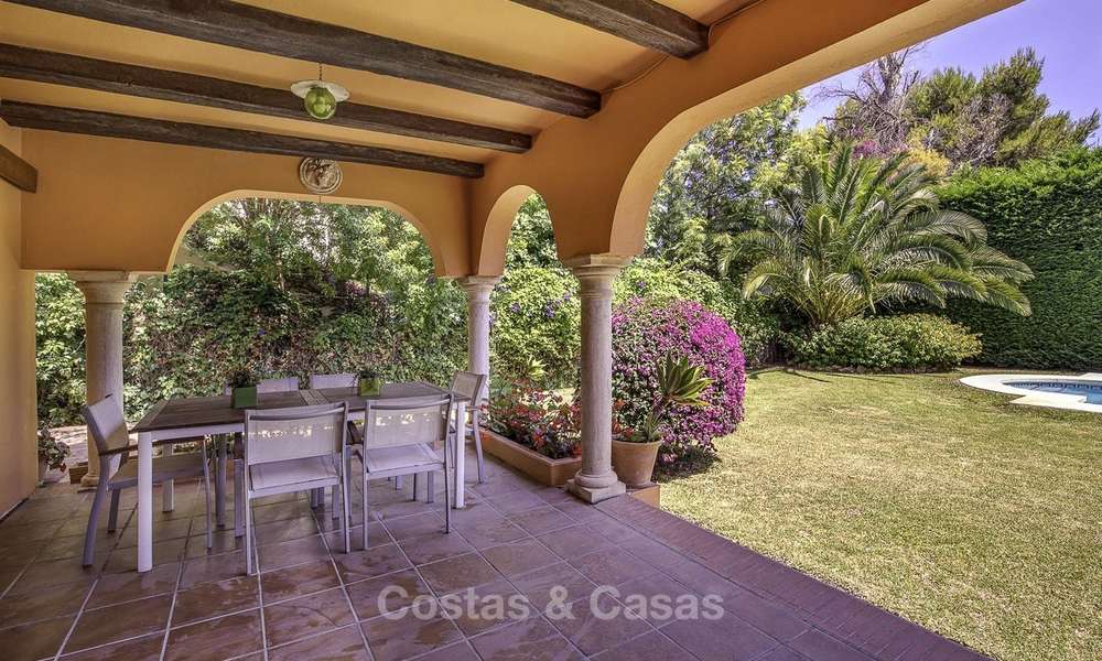 Gezellige klassiek-mediterrane villa in een prestigieuze woonwijk te koop, op loopafstand van het strand, tussen Estepona en Marbella. 14439
