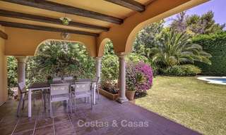 Gezellige klassiek-mediterrane villa in een prestigieuze woonwijk te koop, op loopafstand van het strand, tussen Estepona en Marbella. 14439 