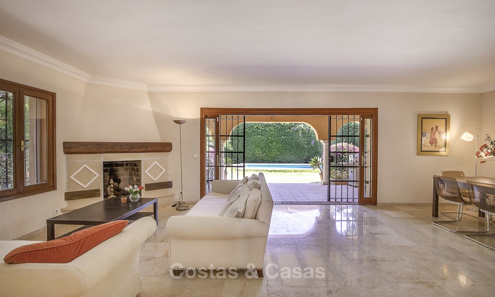 Gezellige klassiek-mediterrane villa in een prestigieuze woonwijk te koop, op loopafstand van het strand, tussen Estepona en Marbella. 14441