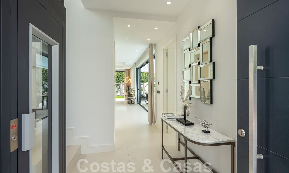 Luxe villa aan het strand te koop op de Golden Mile, Marbella, op wandelafstand van het strand en Puerto Banus 801483