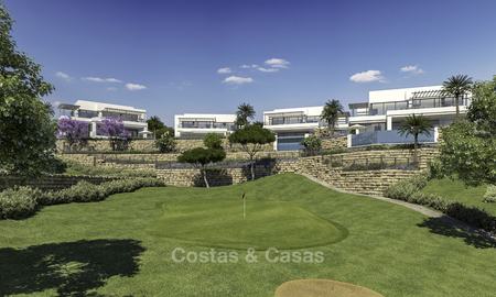Nieuwe moderne luxe villa's met prachtig zeezicht te koop, direct aan de golfbaan in Oost Marbella. Instapklaar. 17397