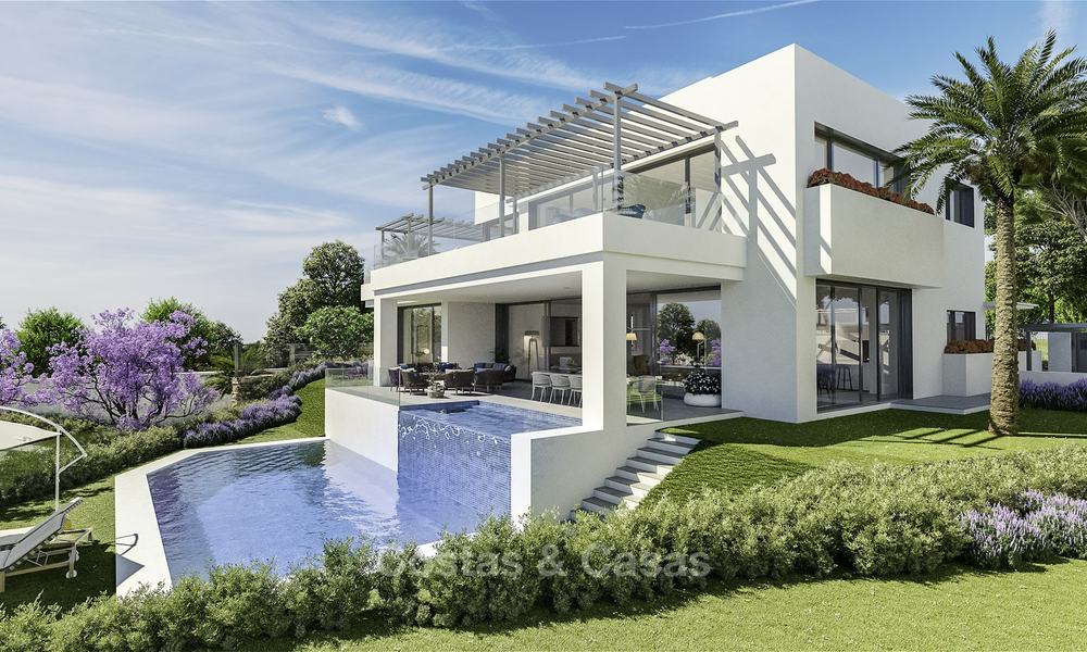 Nieuwe moderne luxe villa's met prachtig zeezicht te koop, direct aan de golfbaan in Oost Marbella. Instapklaar. 17407