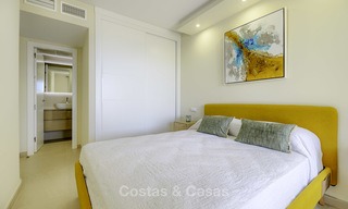 Volledig gerenoveerd appartement met panoramisch zeezicht te koop, direct aan het strand, Mijas Costa 14648 