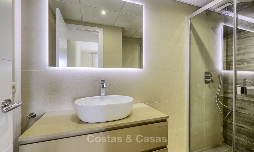 Volledig gerenoveerd appartement met panoramisch zeezicht te koop, direct aan het strand, Mijas Costa 14649