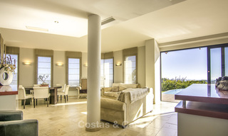 Prachtige modern-Andalusische villa met spectaculair panoramisch zeezicht te koop in Oost-Marbella 14802 