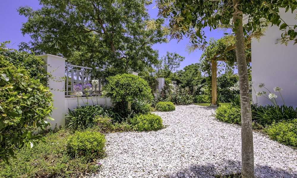 Elegante en zeer ruime modern-klassieke villa te koop, direct aan de golfbaan in Elviria, Oost-Marbella 14897