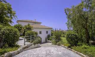 Elegante en zeer ruime modern-klassieke villa te koop, direct aan de golfbaan in Elviria, Oost-Marbella 14900 