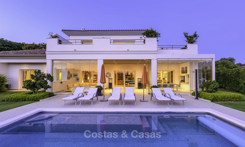 Elegante en zeer ruime modern-klassieke villa te koop, direct aan de golfbaan in Elviria, Oost-Marbella 14903